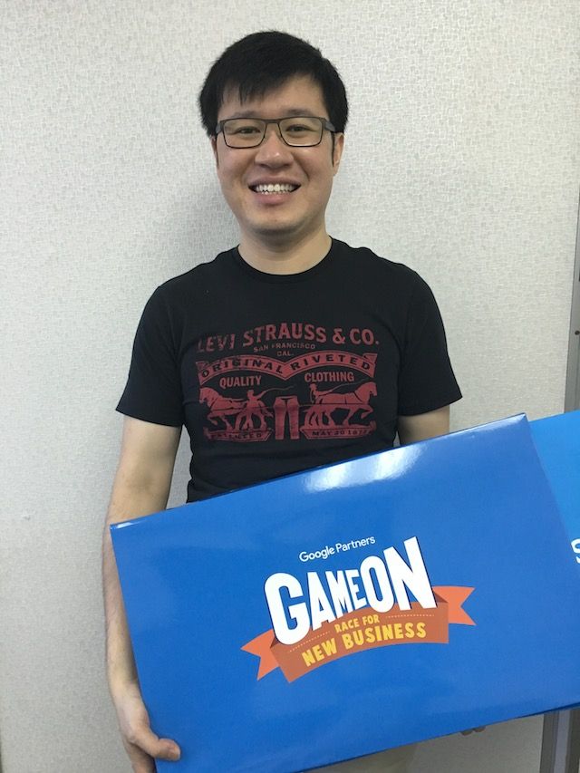 Alan hold Google board game