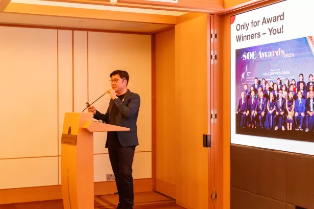 Alan Presents To The 2025 Spirit Of Enterprise's Honourees